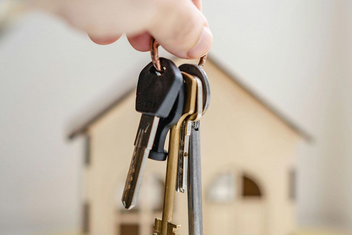 LAURA JUAREZ BIENES RAICES