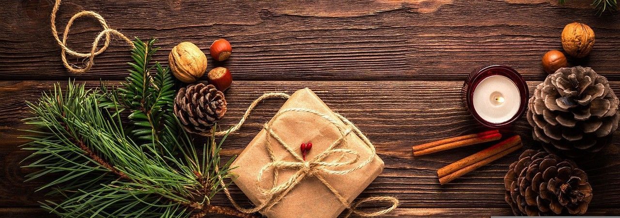 Diverse Weihnachtsaccessoires auf einem dunklen Holzhintergrund