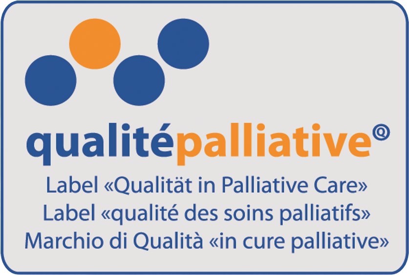 Logo mit orangefarbenen und blauen Kreisen, „qualité palliative“ und Text in Englisch, Französisch und Italienisch über die Qualität der Palliativversorgung.