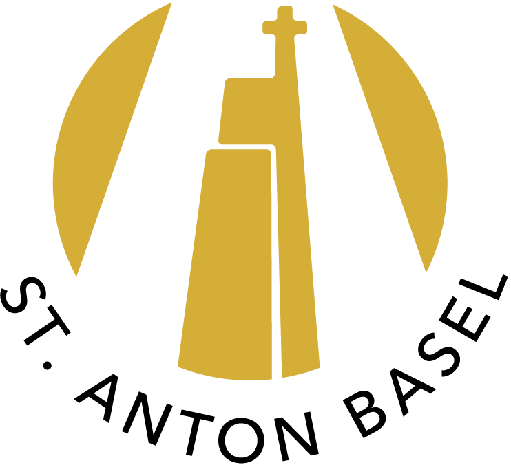 Goldenes Emblem: Silhouette des Kirchengebäudes St. Anton Basel mit Kreuz, innerhalb eines goldenen Halbmonds.