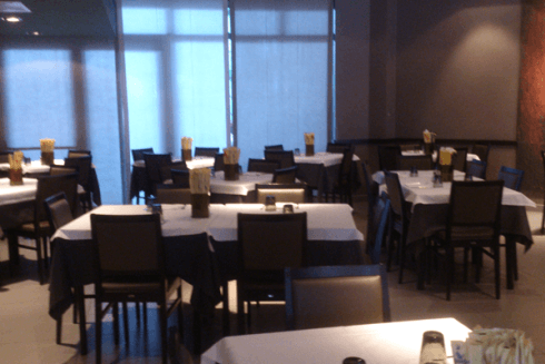 ristorante con molti coperti