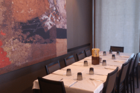 ristorante con tavoli per gruppi