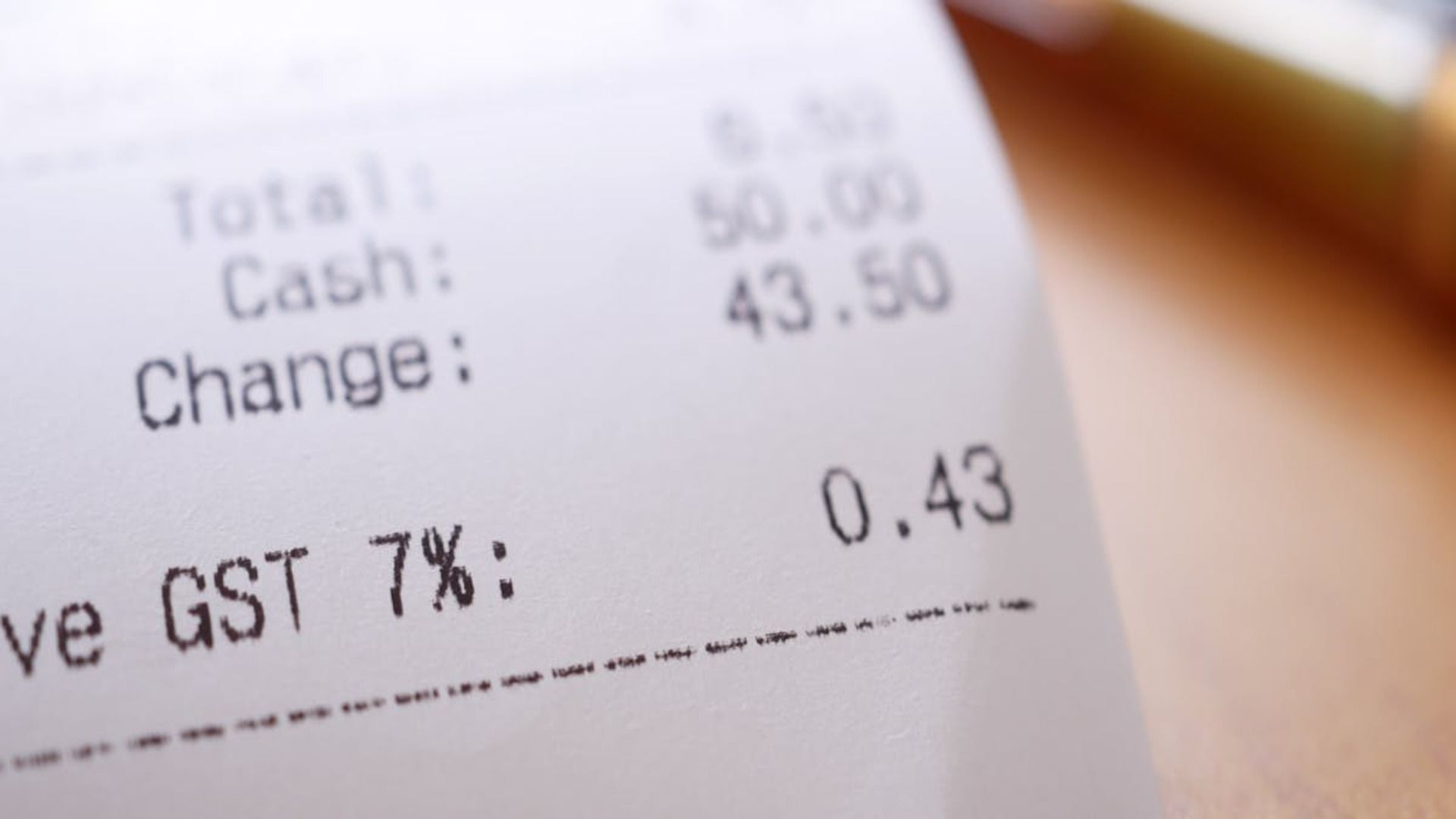 Un primer plano de un recibo que dice GST 7 %