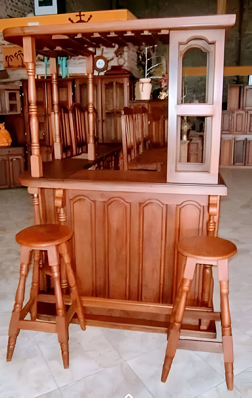 Una barra de madera con dos taburetes debajo.