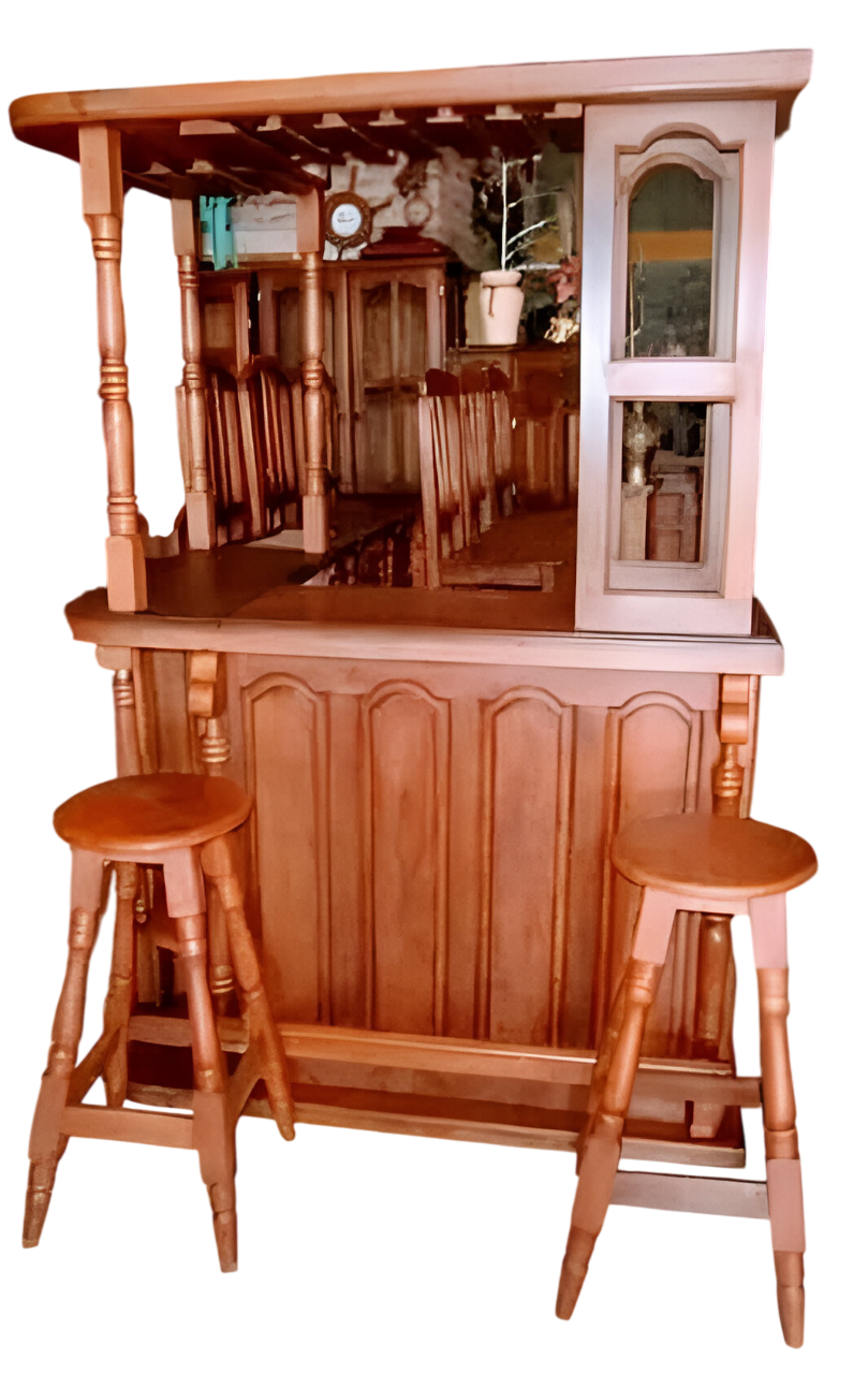 Una barra de madera con dos taburetes debajo.