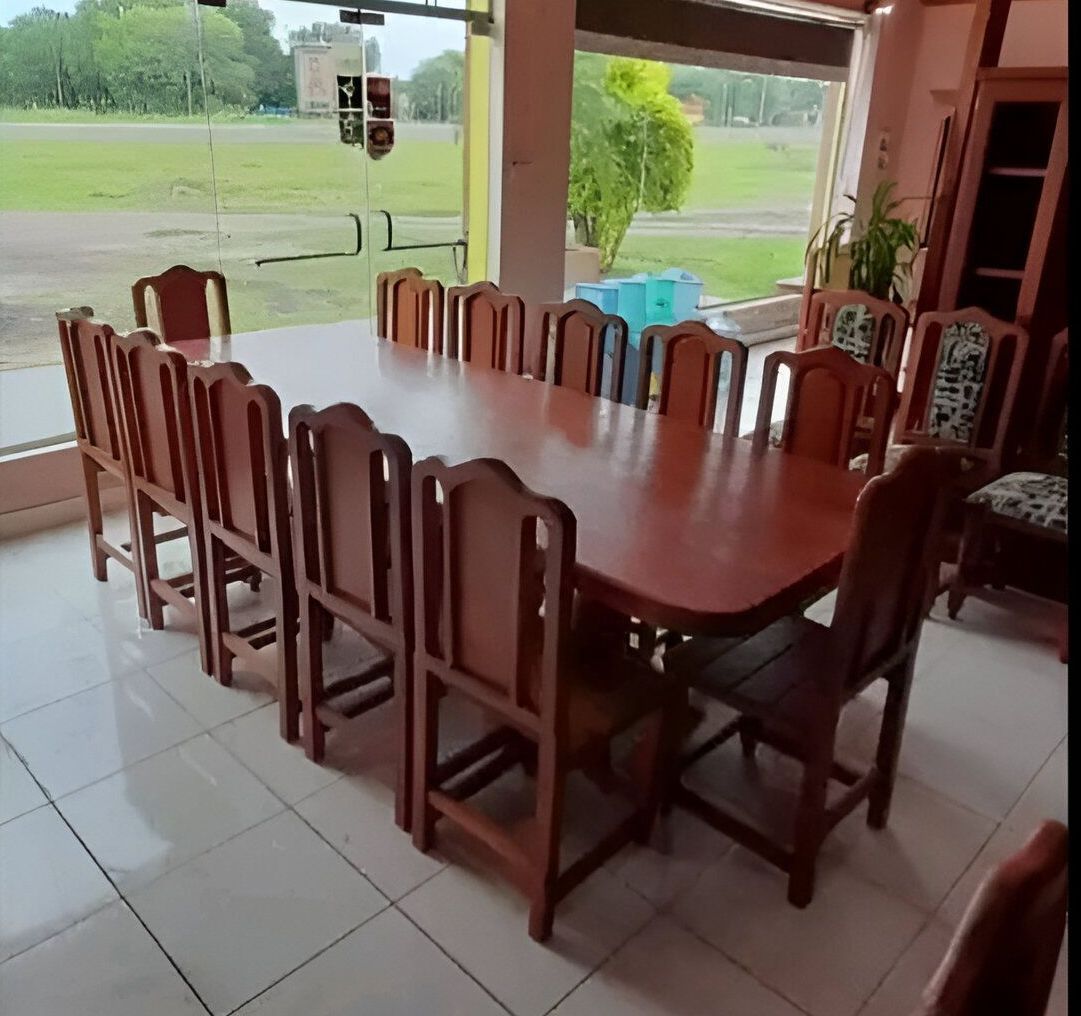 Una mesa larga de madera y sillas en una habitación.