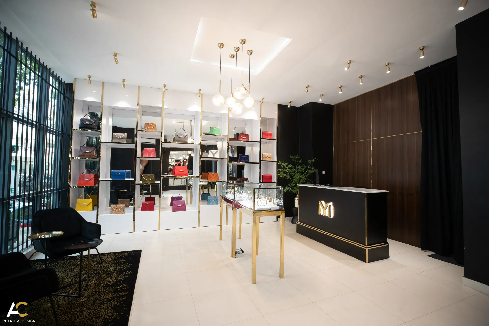 Un magasin avec beaucoup de sacs sur des étagères et un comptoir noir