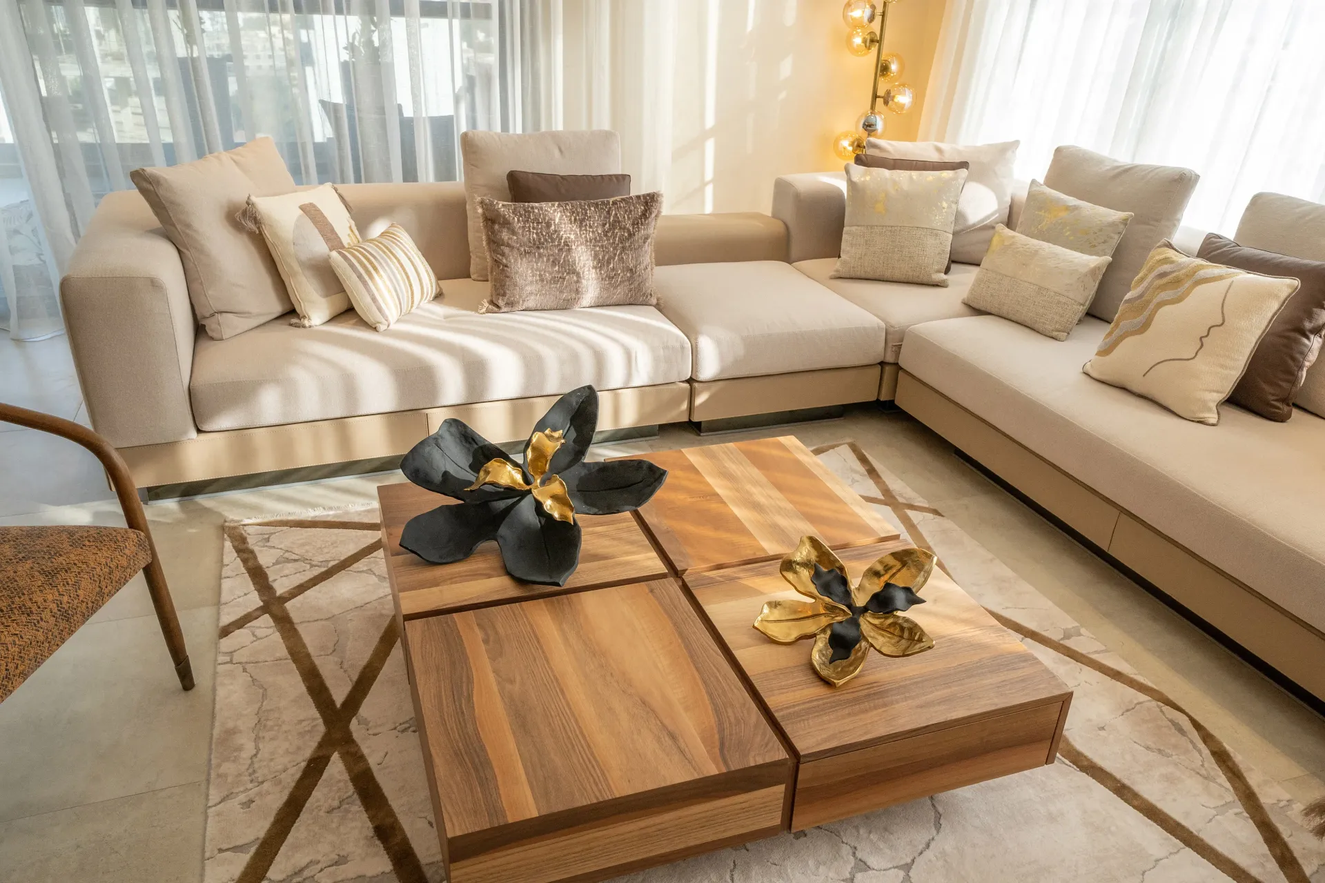 Un salon avec un grand canapé sectionnel et une table basse en bois.
