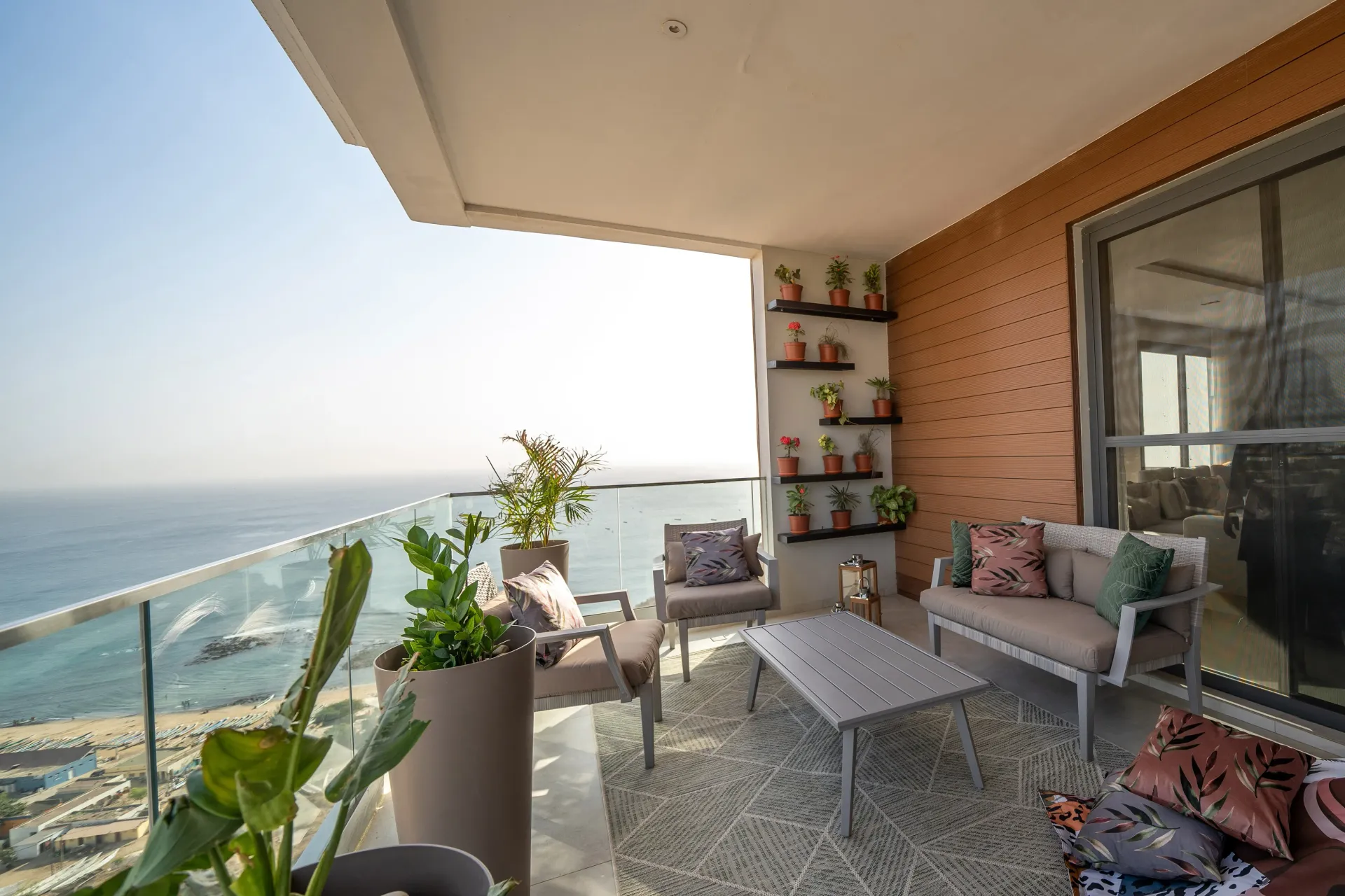 Il y a un balcon avec vue sur l'océan.
