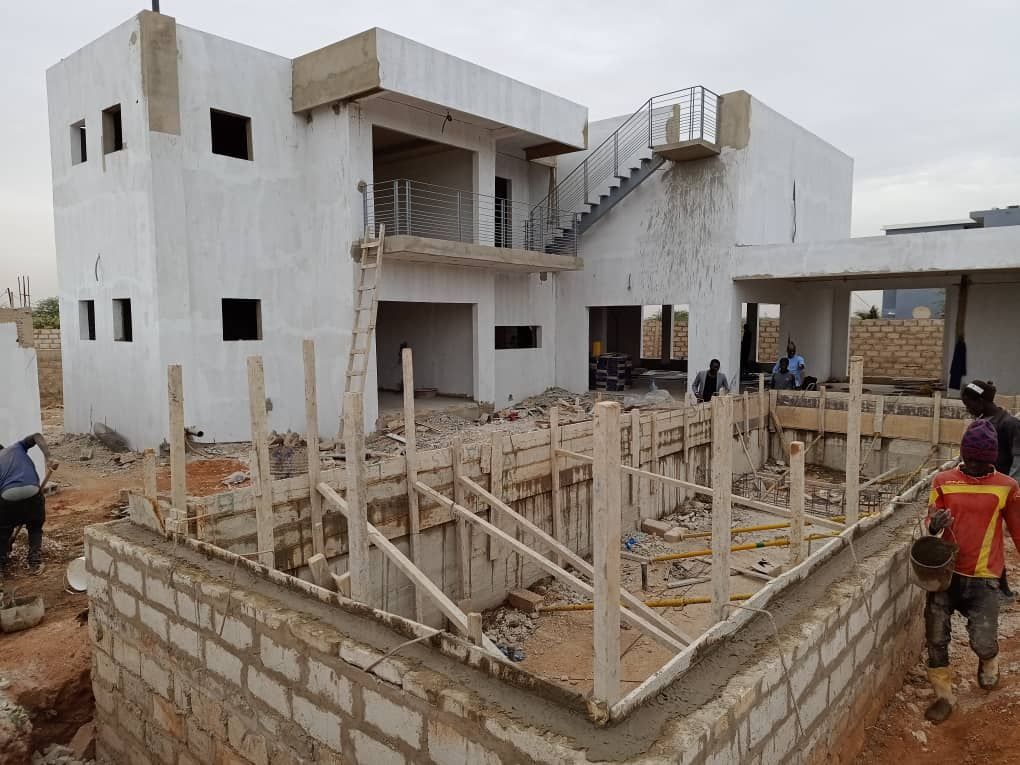 Un groupe de personnes travaille sur un bâtiment en construction.
