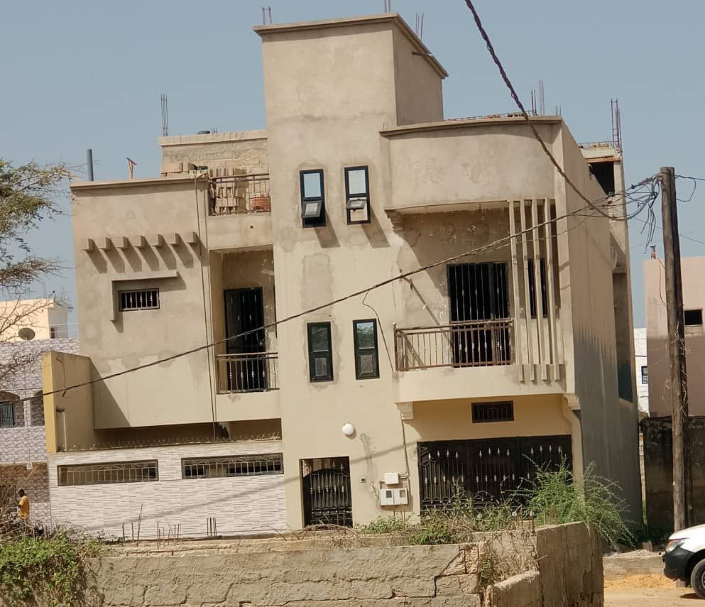 Un grand bâtiment avec beaucoup de fenêtres et de balcons