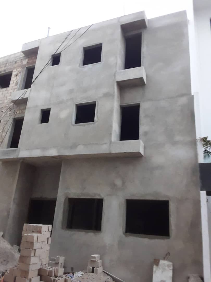 Un bâtiment en construction avec beaucoup de fenêtres.