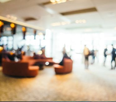 Une image floue d'une pièce avec beaucoup de meubles