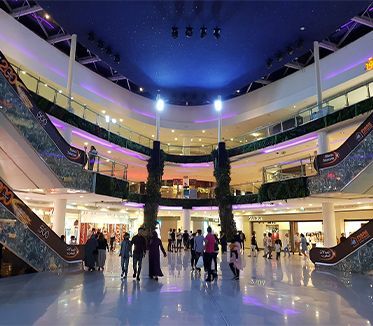 Un groupe de personnes se promène dans un centre commercial.