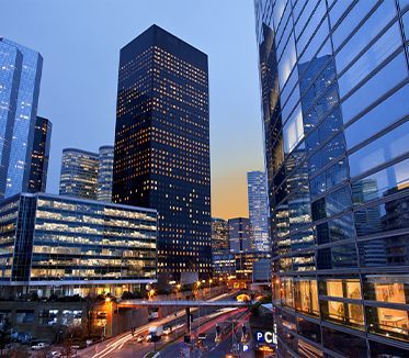 Une ville la nuit avec un panneau indiquant PC dessus