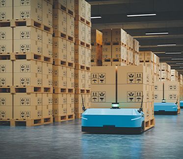 Un entrepôt rempli de beaucoup de cartons et de palettes.