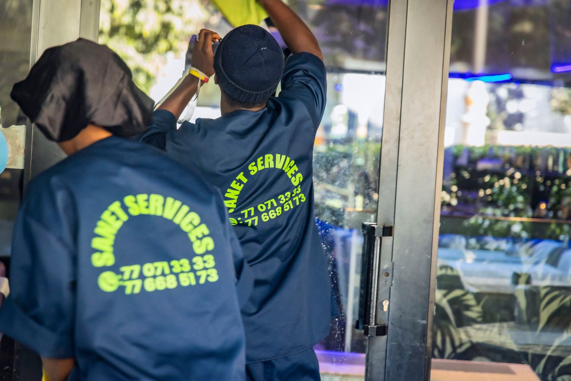 Un homme tient une pelle et un sac poubelle.