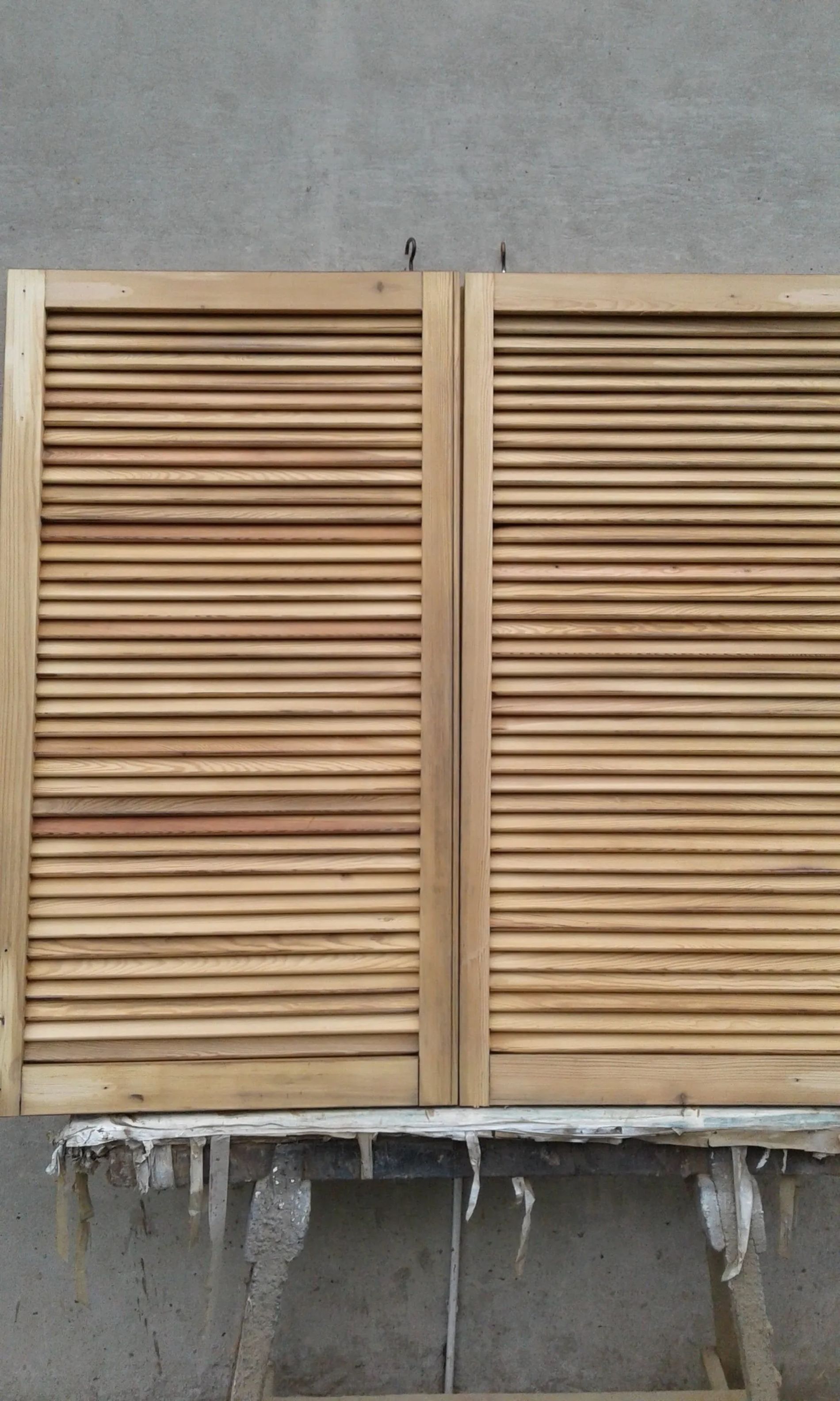 persiana in legno chiaro artigianale