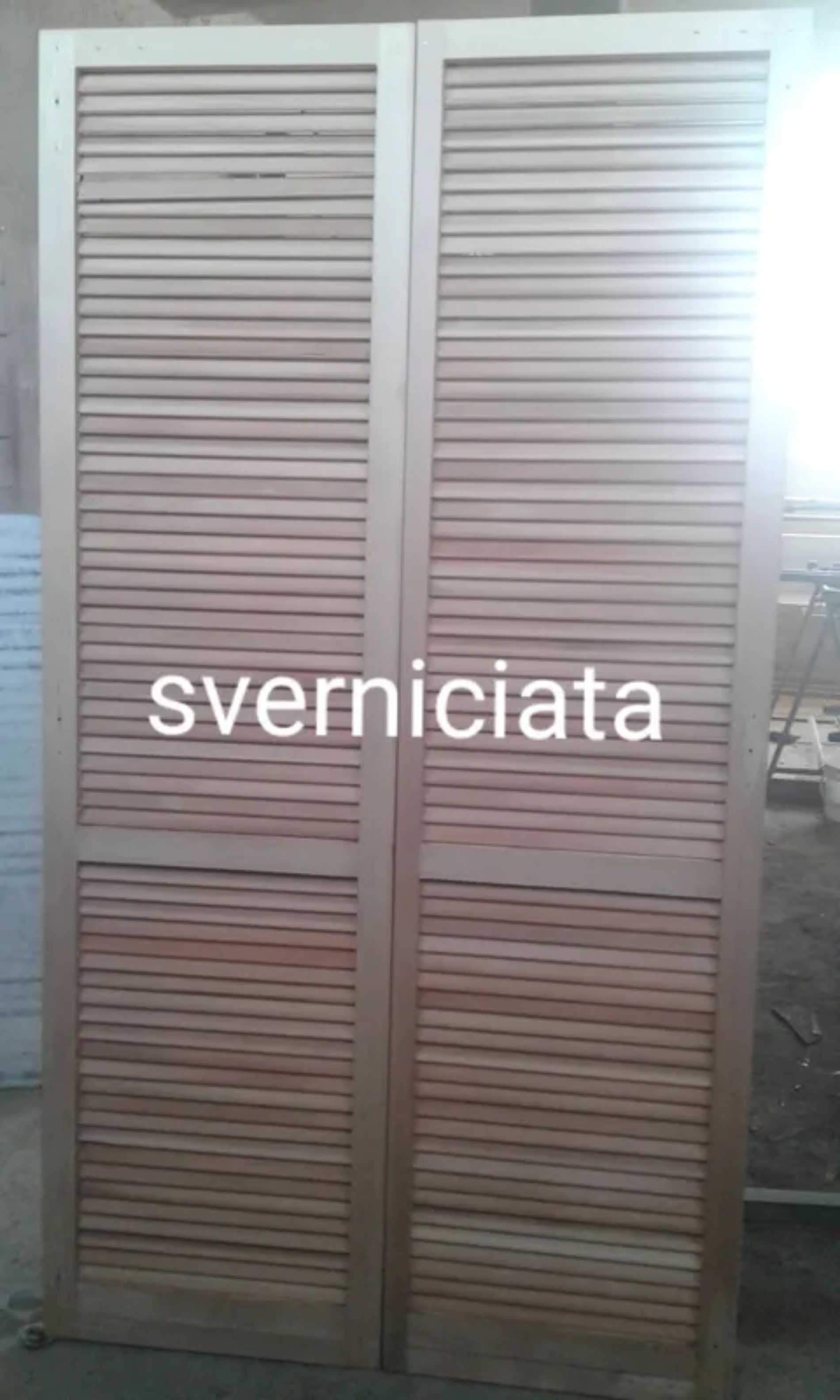 persiana in legno appena sverniciata