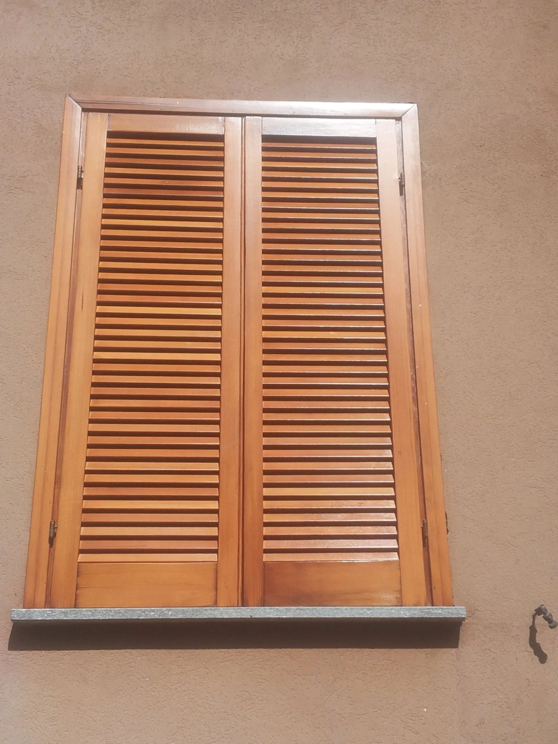persiana in legno lucidata