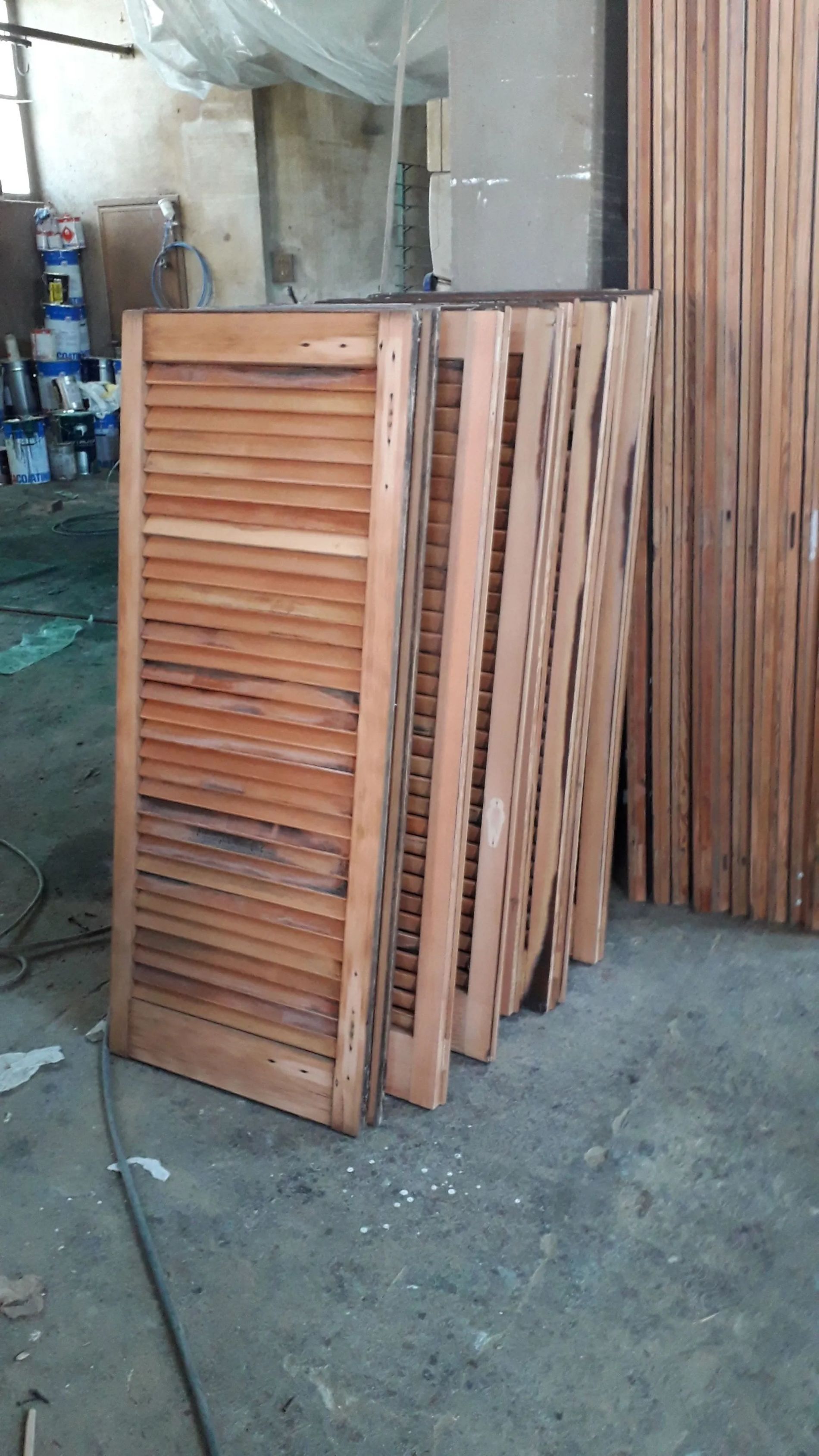 pila di persiane in legno