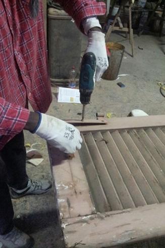 restauro di un'antica persiana in legno