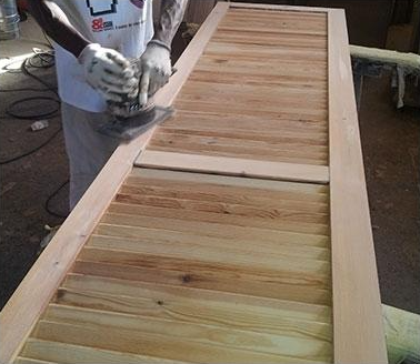 finestre con inglesine e persiane bianche