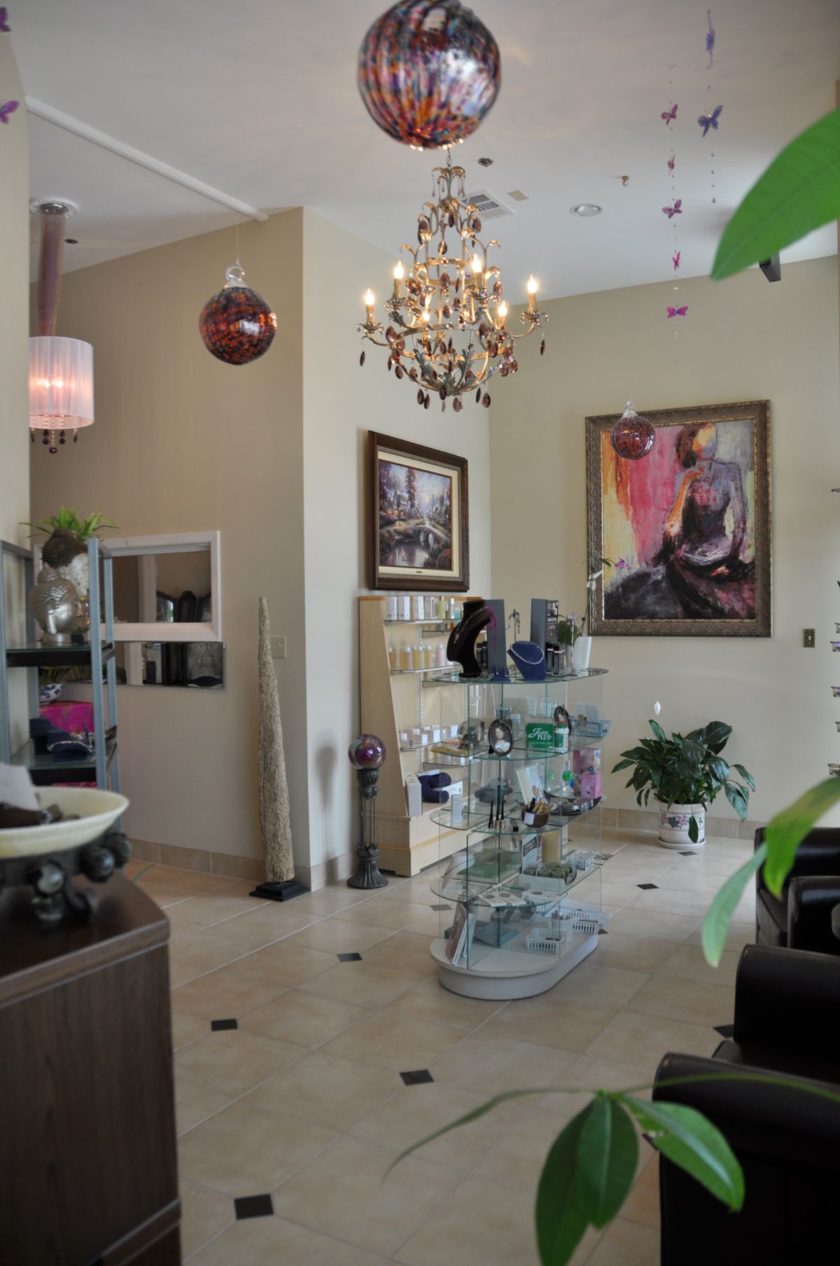 A living room with a chandelier hanging from the ceiling