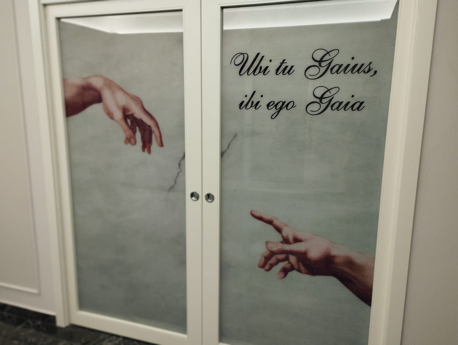 Due porte in vetro con cornice bianca, raffiguranti la 