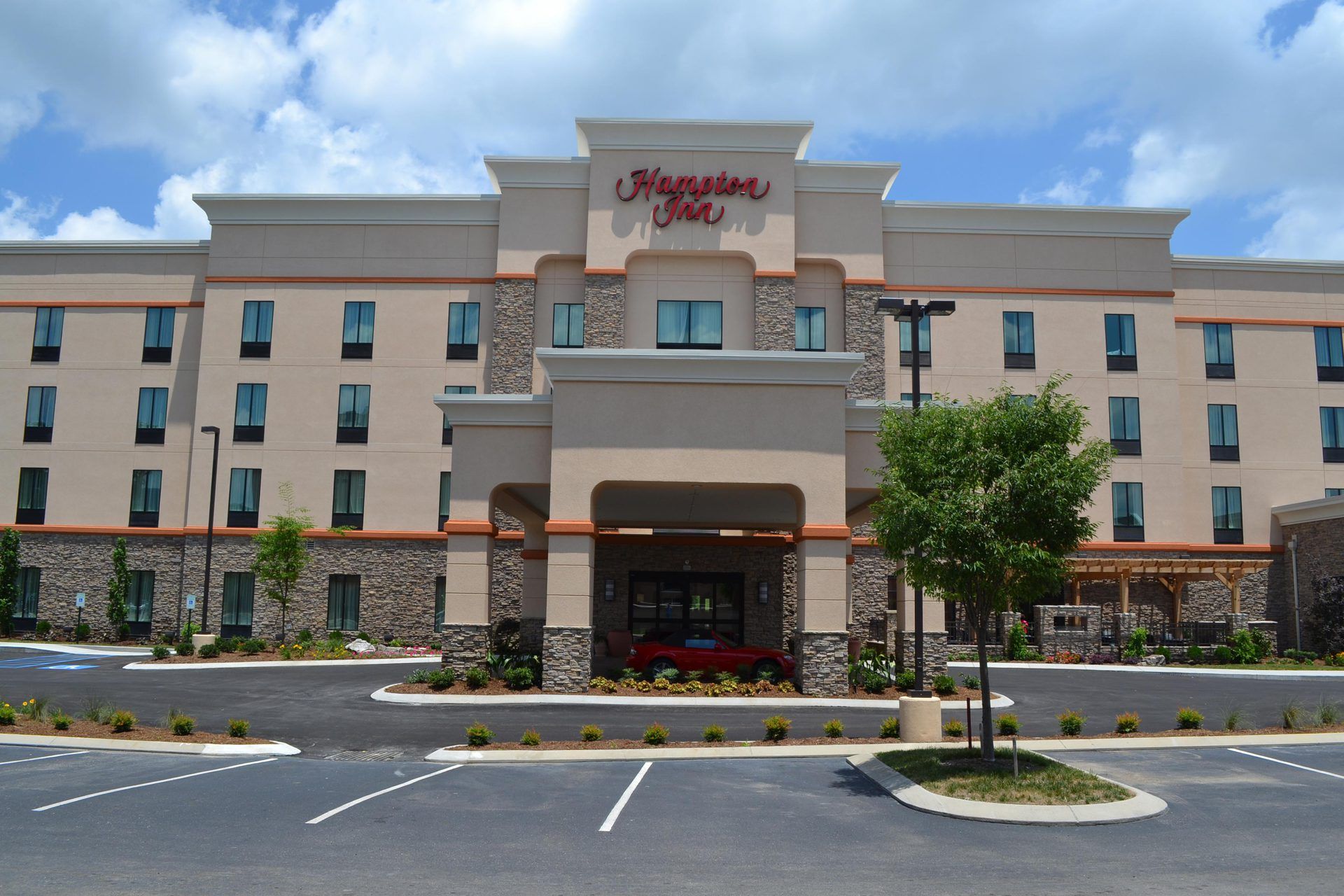 A large building with the word hampton inn on it