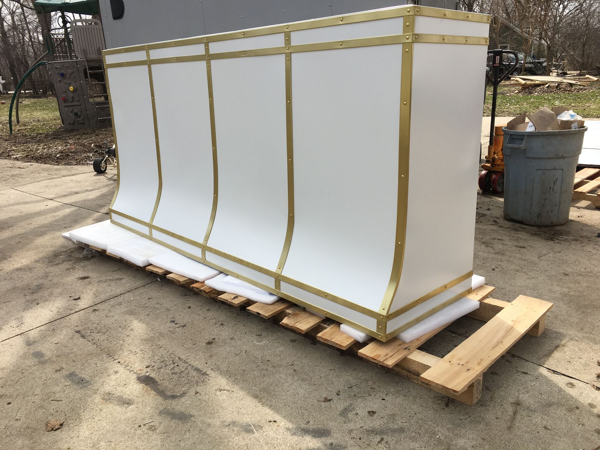 A large white box is sitting on a wooden pallet