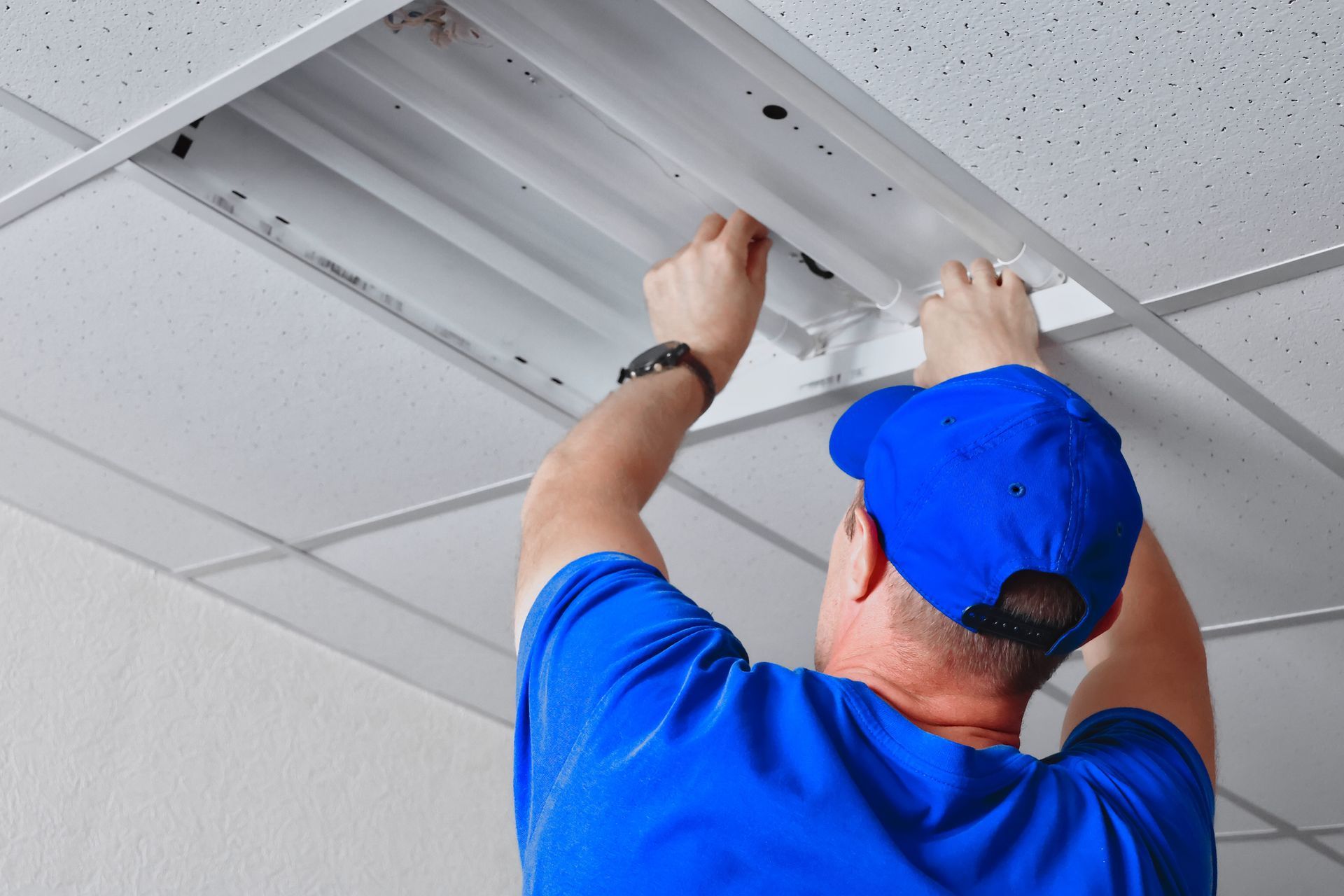 Lighting installation in a commercial building