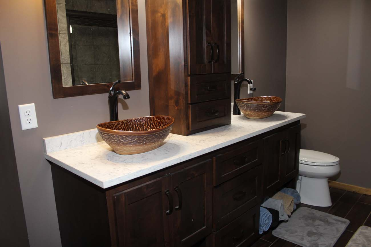 A bathroom with two sinks and a toilet.