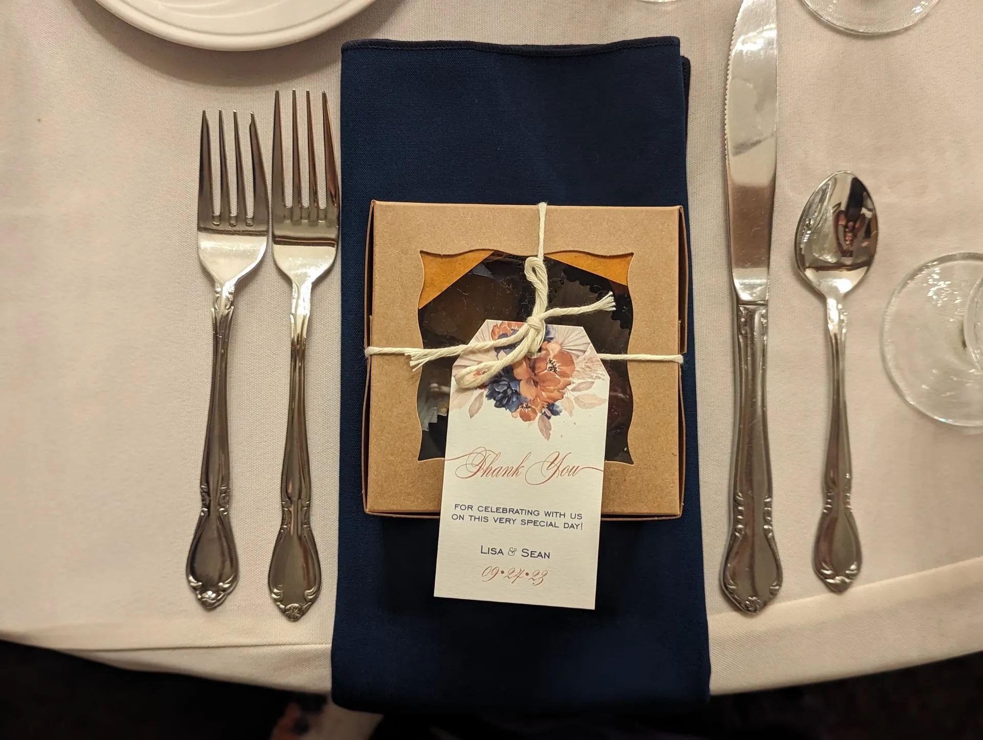 A place setting with a card that says