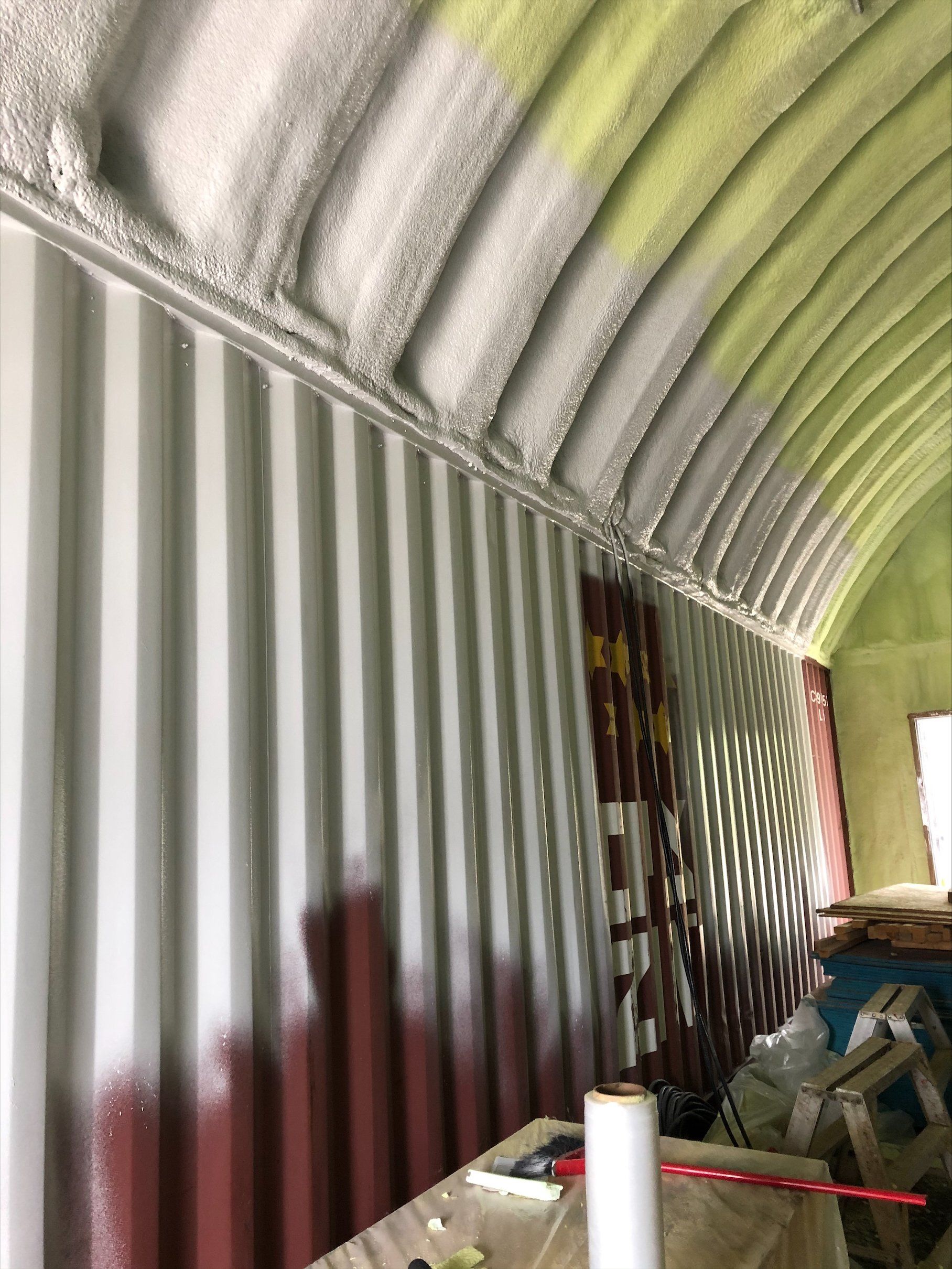 Intérieur d'un conteneur métallique isolé à la mousse expansive.