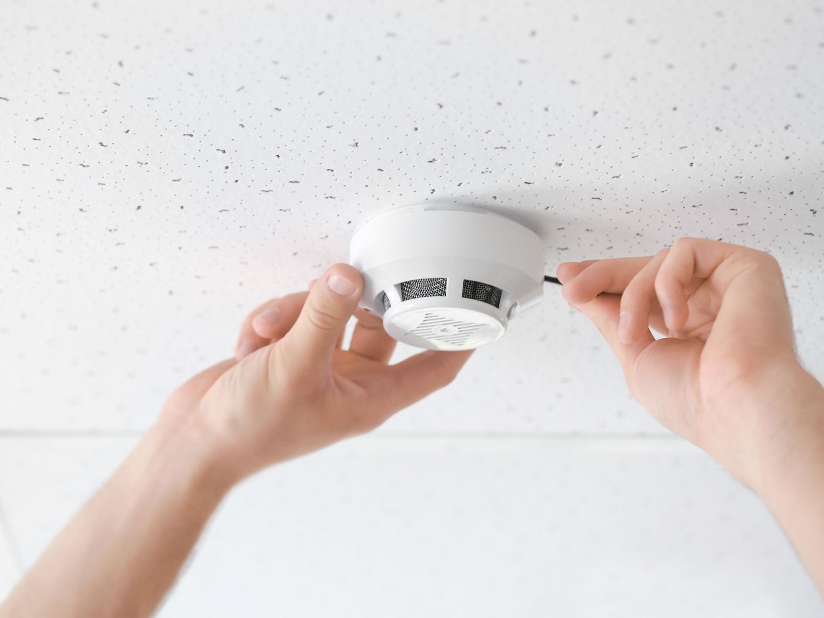 Installing smoke detector