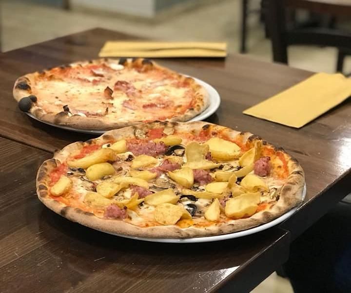 pizze cotte nel forno a legna