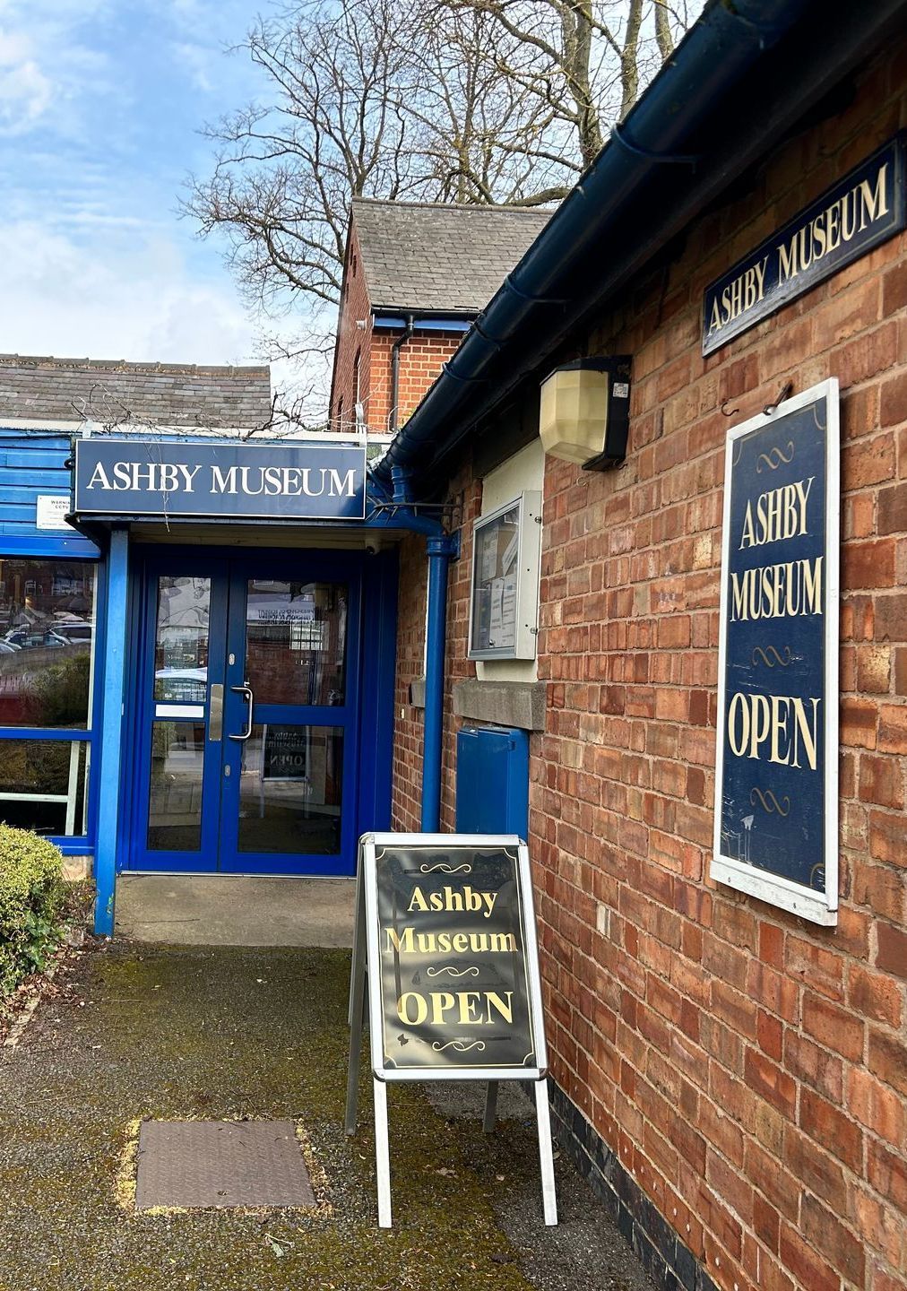 A blue building with a sign that says ashby museum