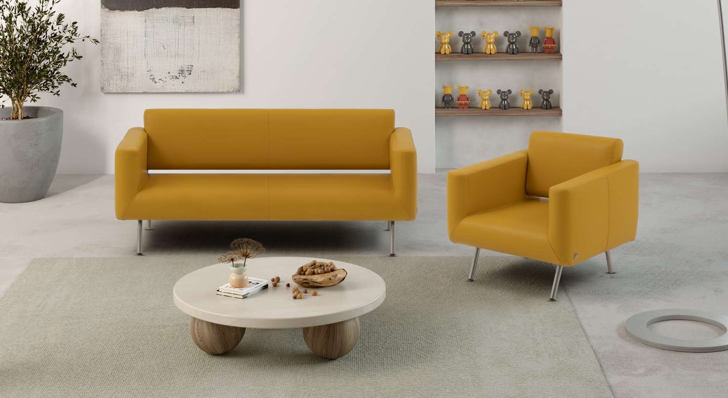 Ein Wohnzimmer mit einem gelben Sofa und einem gelben Stuhl.