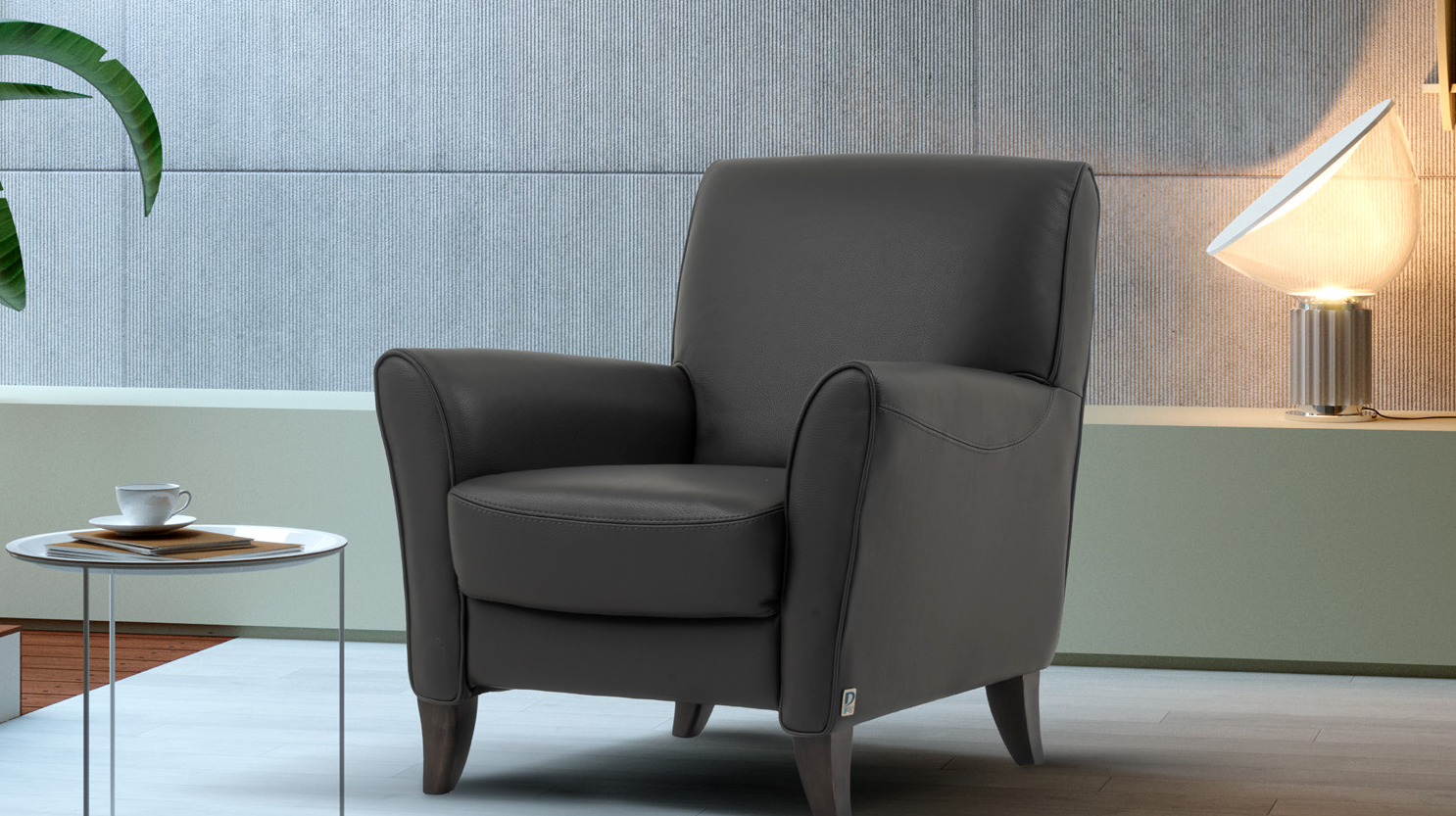 Ein grauer Stuhl steht neben einem Tisch im Wohnzimmer.