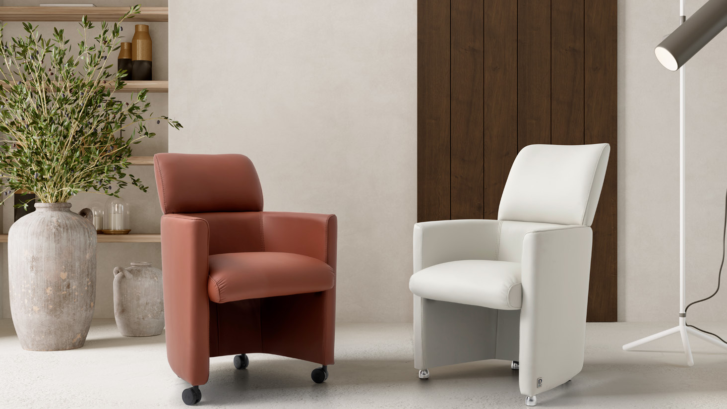 Zwei Stühle sind nebeneinander in einem Wohnzimmer platziert.