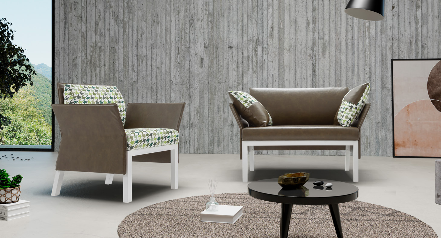 Ein Wohnzimmer mit Sofa, Stuhl und Tisch.