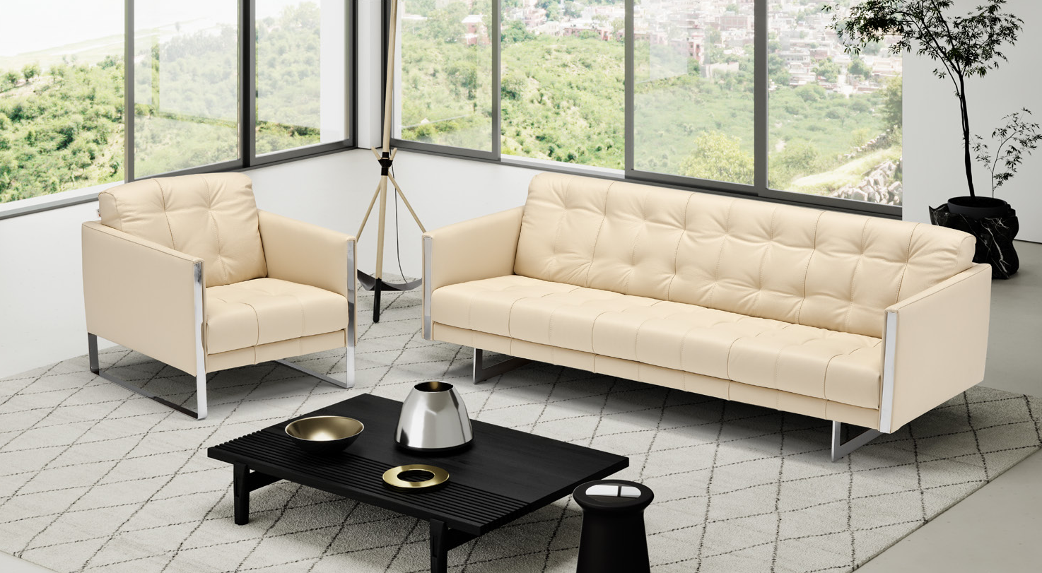 Ein Wohnzimmer mit Sofa, Stuhl und Couchtisch.