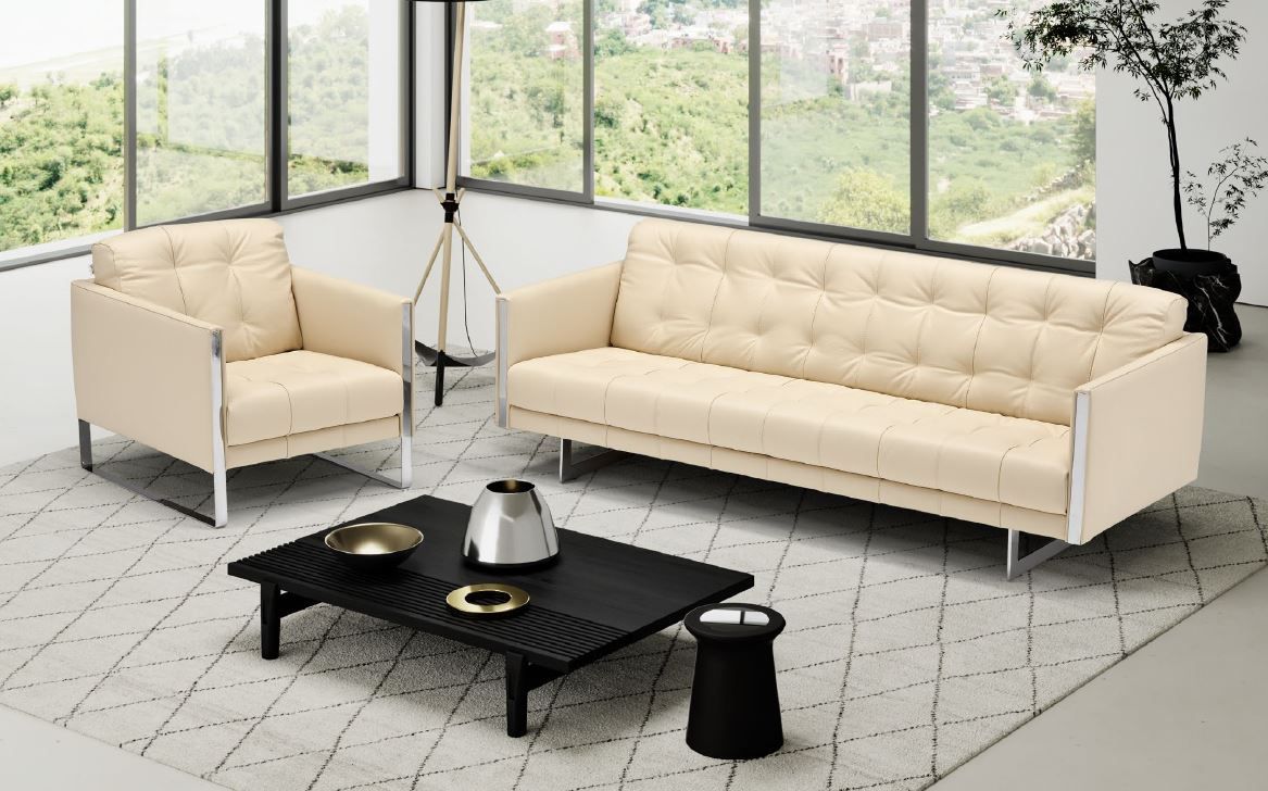 Ein Wohnzimmer mit Sofa, Stuhl und Tisch.