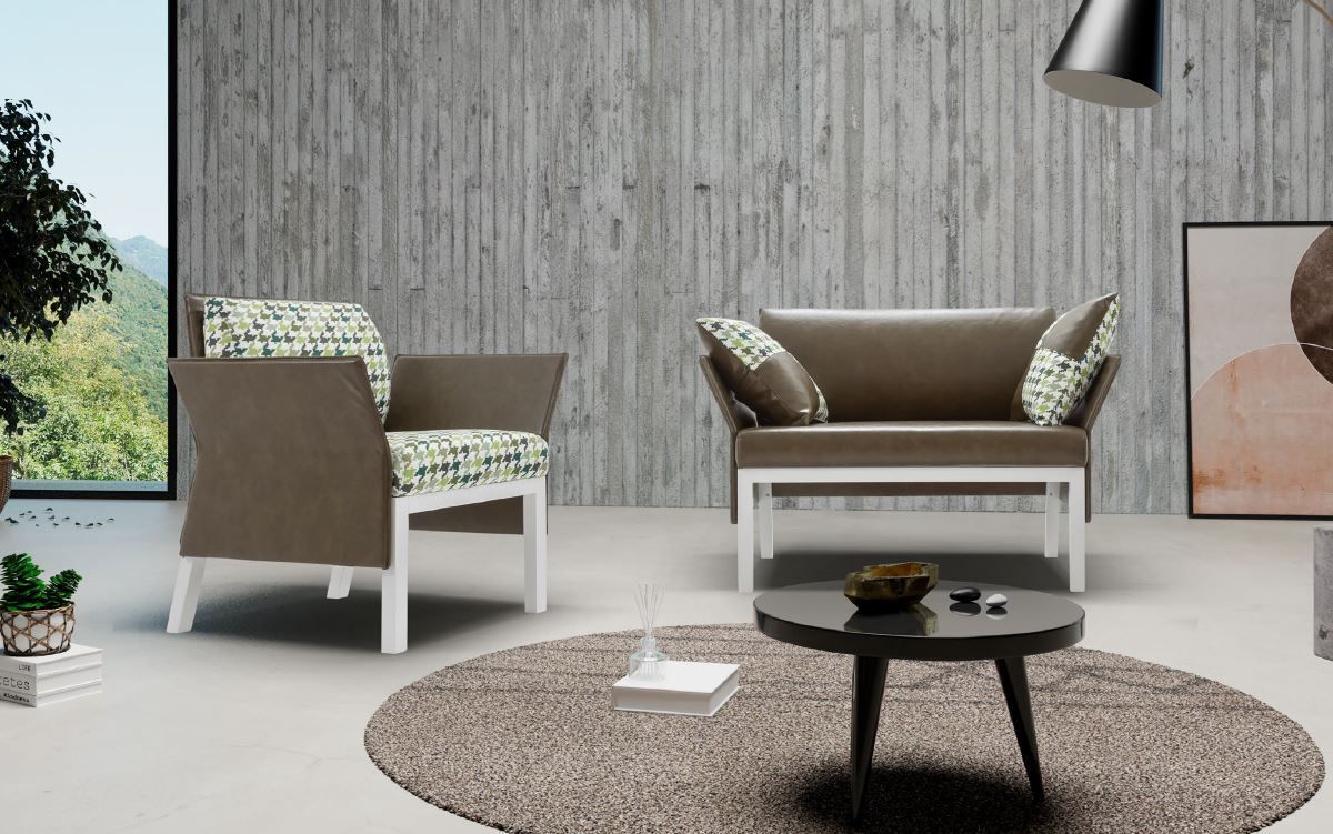 Ein Wohnzimmer mit Sofa, Stuhl und Tisch.