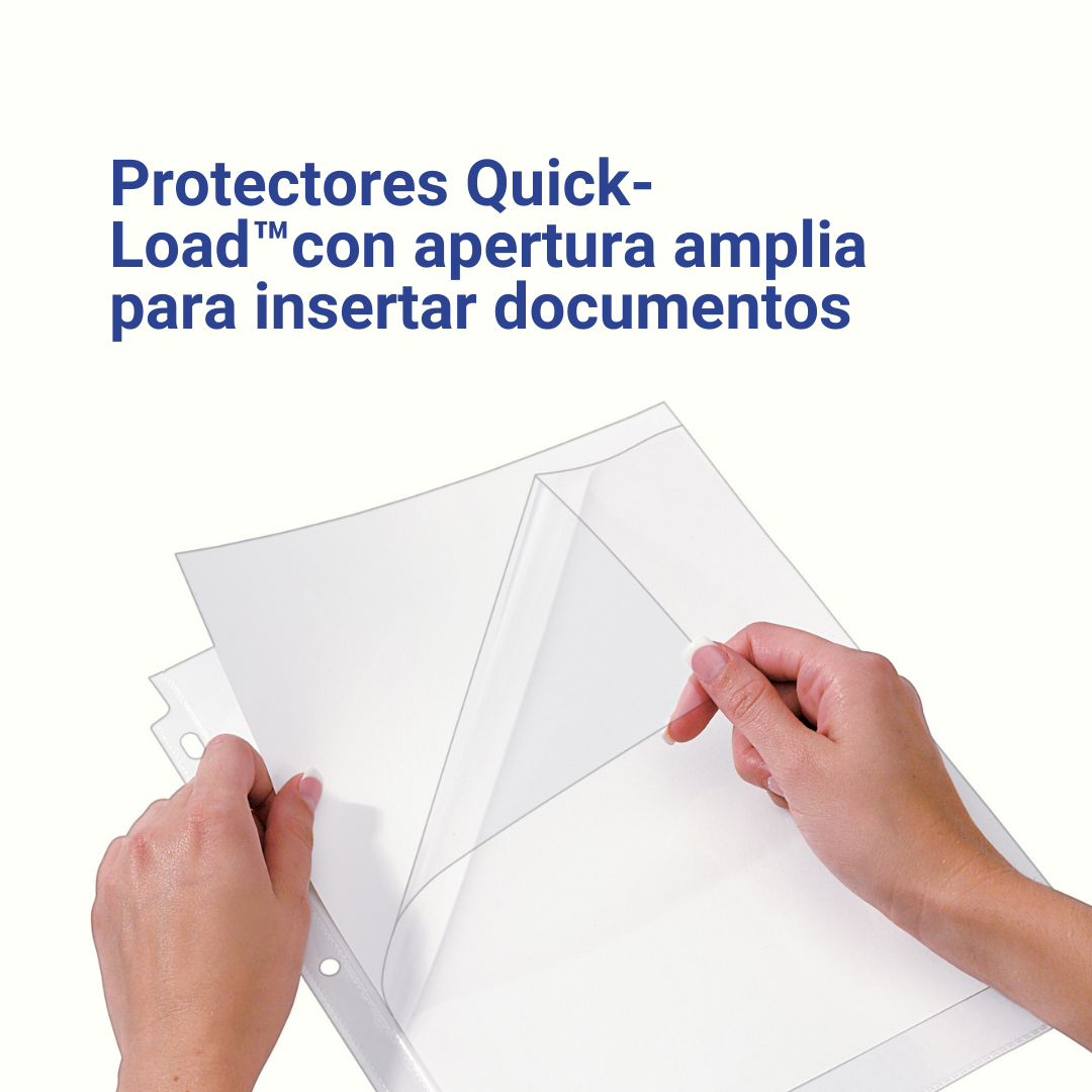 Una persona está insertando un documento en un protector transparente.