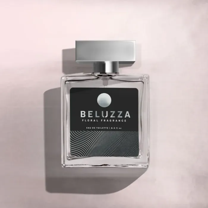Una botella de fragancia floral Beluza se encuentra sobre una superficie rosa.