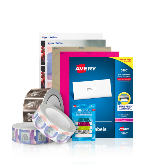 Una variedad de etiquetas Avery se muestran en una mesa.
