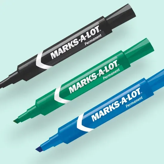Tres colores diferentes de marcadores permanentes Marks-a-Lot