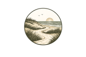 Rond strandtafereel met duinen, een kronkelend pad, oceaangolven, vogels en een laagstaande zon.
